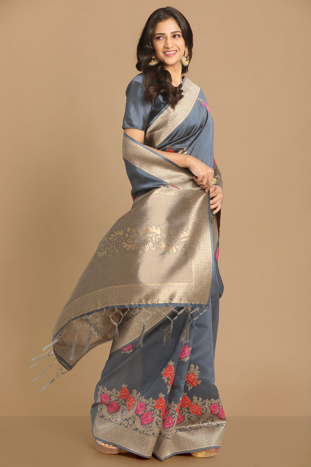alt message - Mohey Women Graceful Grey Weaved Saree image number 4